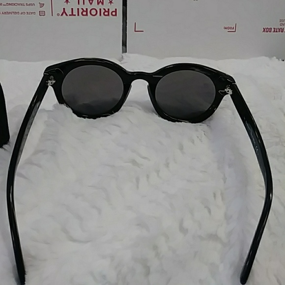 Banana Republic Sunglasses with case - Picture 3 of 6